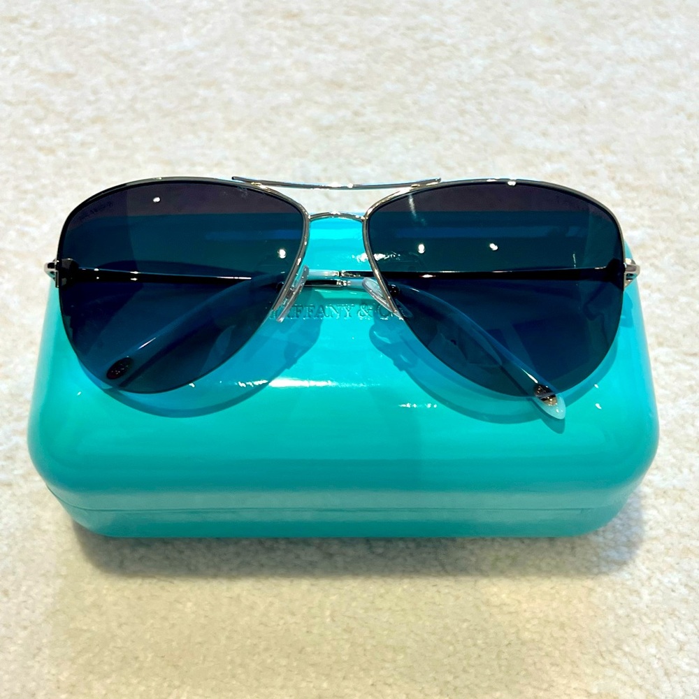 Never been worn TIFFANY & CO. Silver Blue Gradient Pilot Sunglasses & Case